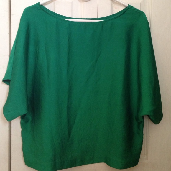 Express off the should emerald green