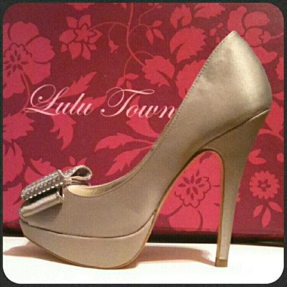 Yvette Champagne Pumps