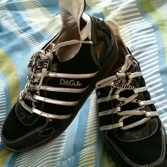 Black athletic shoe's