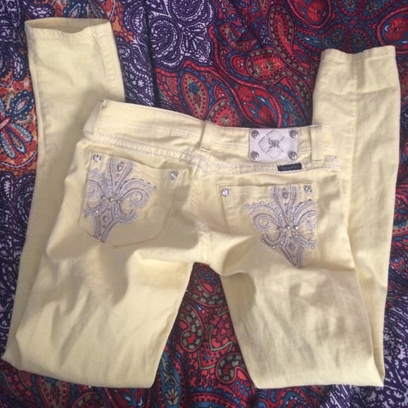 Yellow Miss Me. Size 28 skinny.
