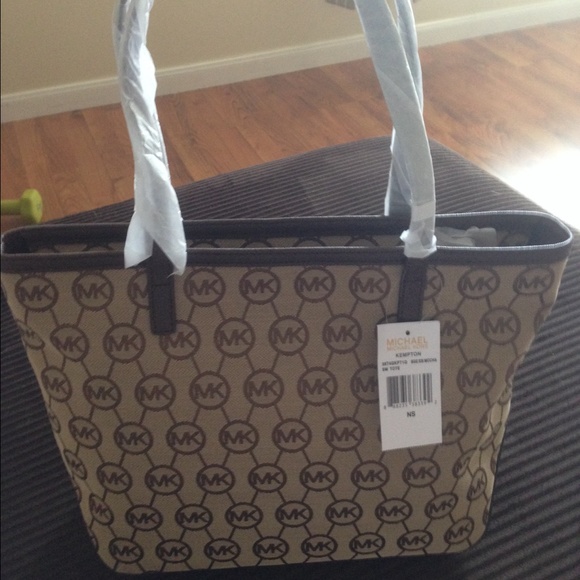 Michael Kors Handbags - Michael Kors - Kempton Small Tote Bag.