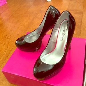 Shoe dazzle black patent platform pumps