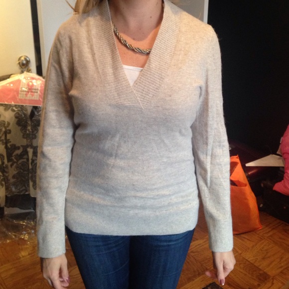 Beige v-neck sweater - Picture 1 of 2