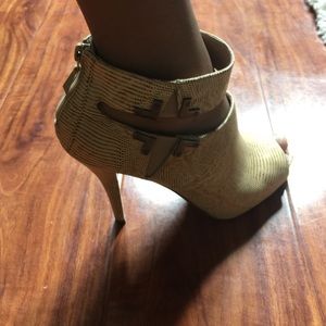 Rachel Roy pumps/booties snake skin print