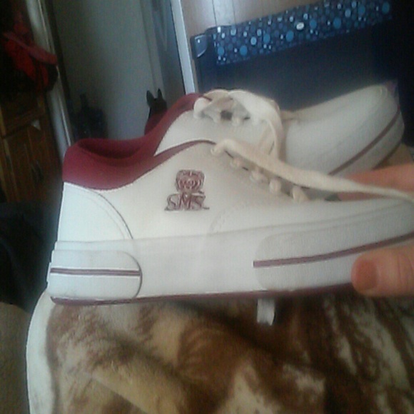 Tennis shoes