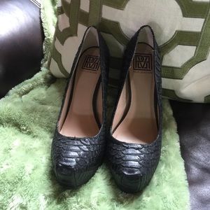 Pour La Victoire snake skin pumps