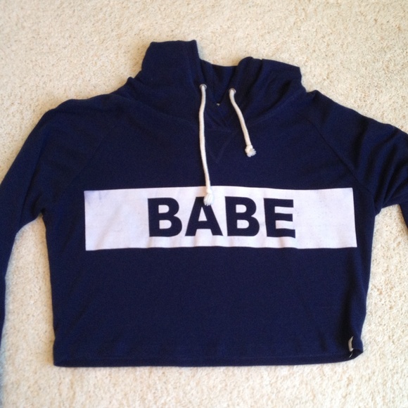 Cropped "Babe" hoodie