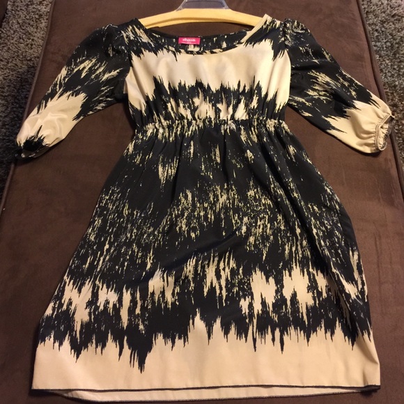 100% Polyester Cream & Black knee length dress