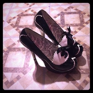 Black and white bootie