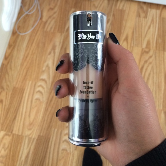 Kat Von D lock it tattoo foundation