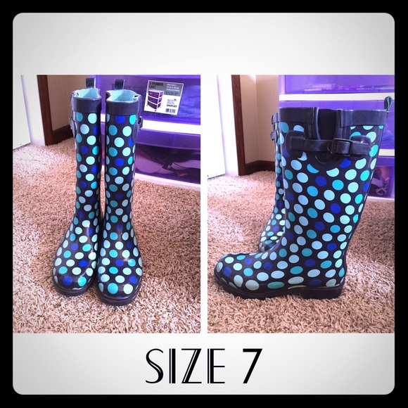Blue polka dot rain boots 💧
