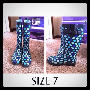 Blue polka dot rain boots 💧