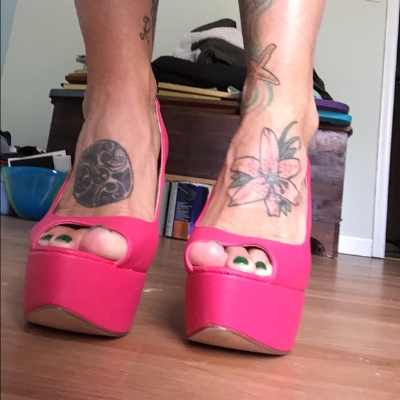 Shoes - Picture 2 of 4