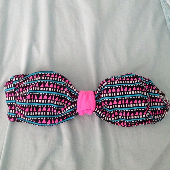 Reversible strapless baiting suit top