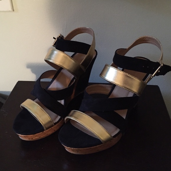 ❤️SOLD❤️Black & gold Wedges.