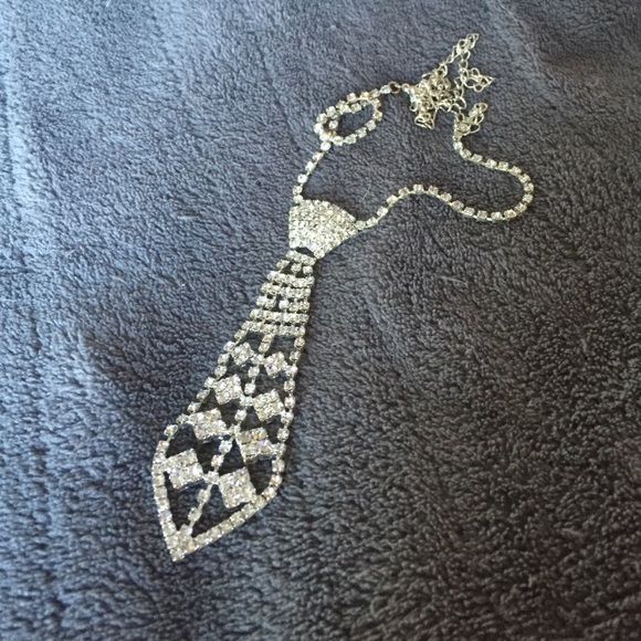 Tie necklace