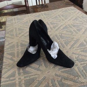 Black suede Via Spiga heels