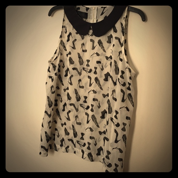 Final Price! Sheer print top w/Peter Pan collar.