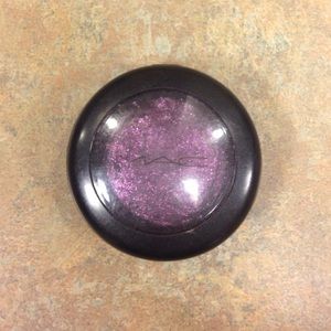 MAC LE Mineralize Eye Shadow in Young Punk