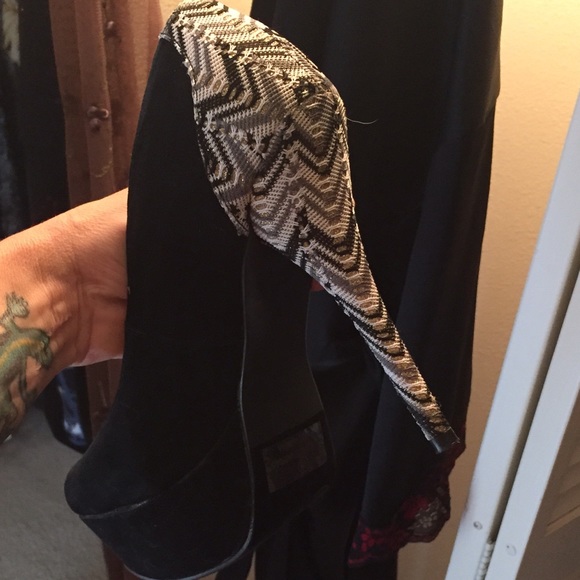 Black velvet with white and black designed heels - Picture 3 of 3