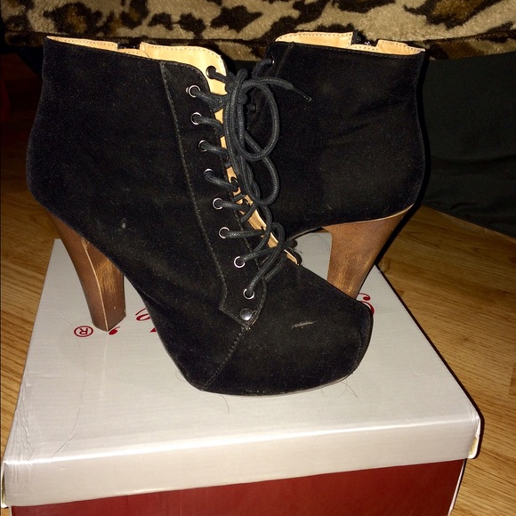 BLACK SUEDE BOOTIES👢👢