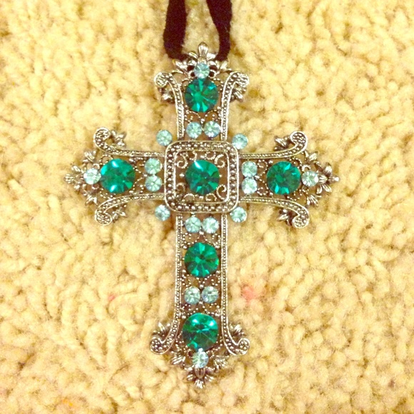 Pendent cross necklace!