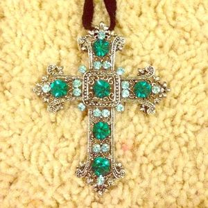 Pendent cross necklace!