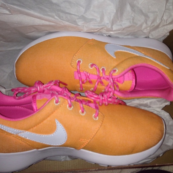 Nike Shoes - Nike Rosherun
