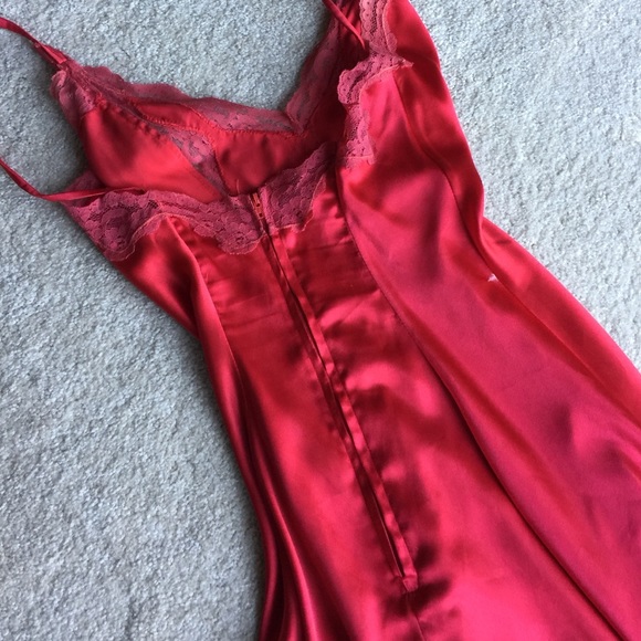 Gorgeous silk nightgown - Picture 2 of 3