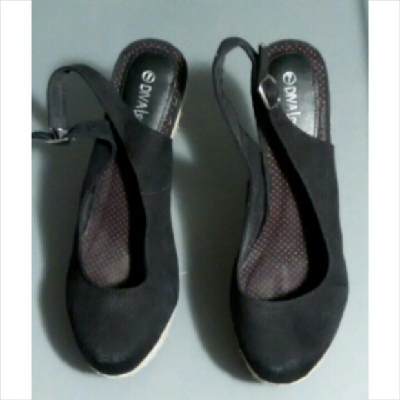 Black wedges