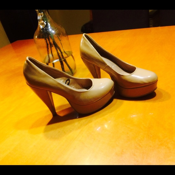 Nude platform pumps