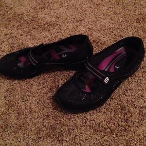 Sketchers black shoes