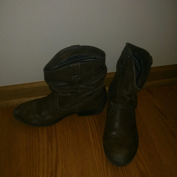 Light brown cowboy boots size 9