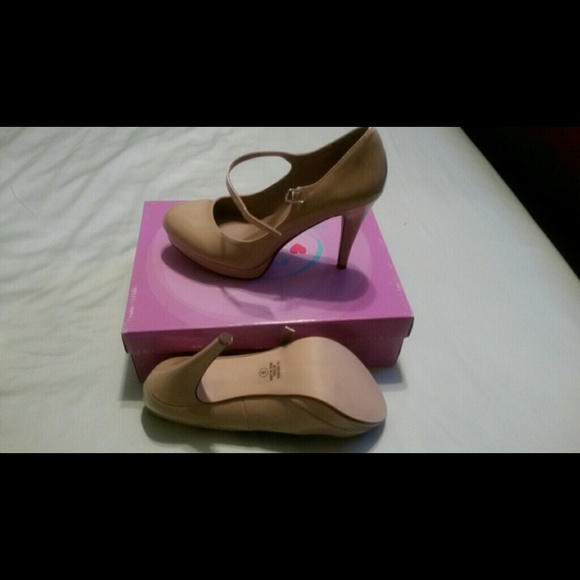 Shoes - Picture 2 of 5