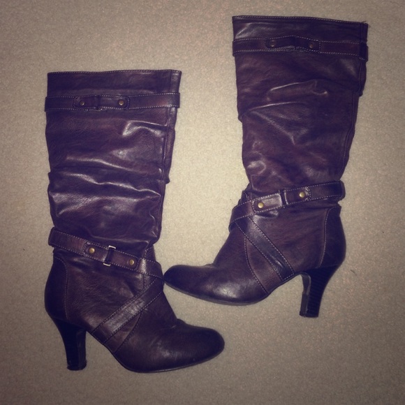 High heel brown boots with buckles
