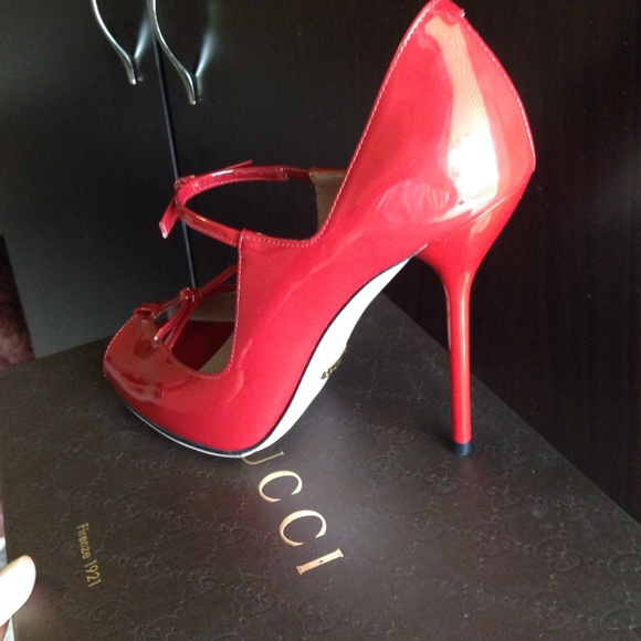 🎉Gucci size 38 red with bow heels🎉 - Picture 3 of 4