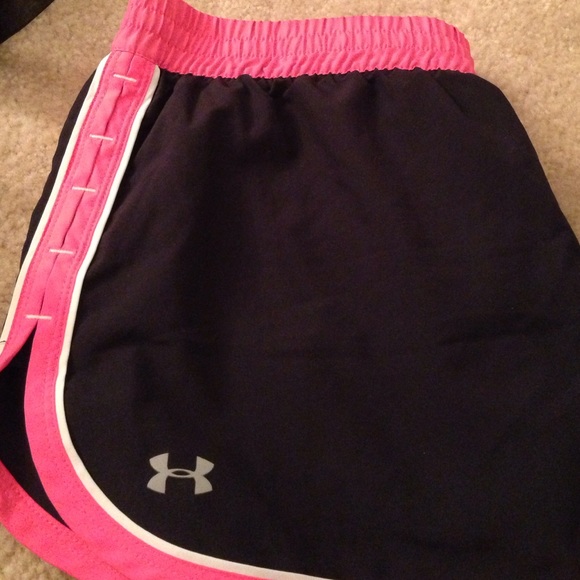 Like new under armour running shorts
