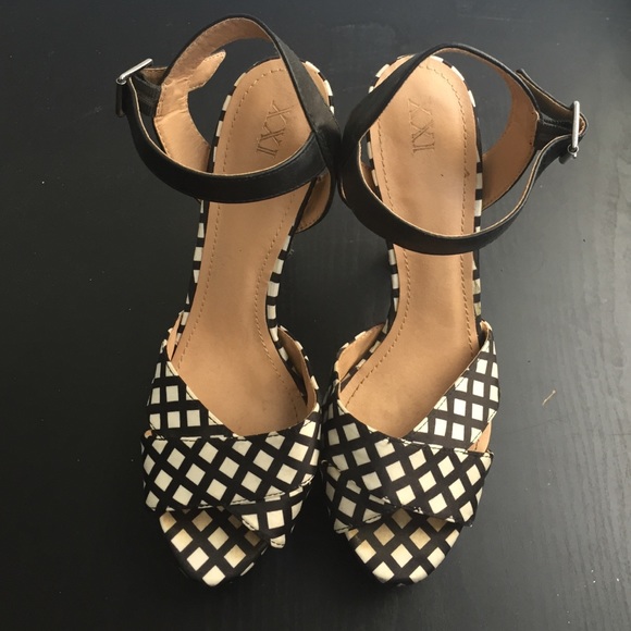 Shoes - Black and White Open Toe Size 6.5