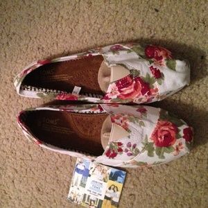 Floral printed TOMS
