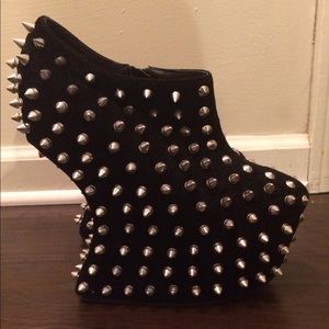 Spike'nly Beautiful Heelless Shoes- Black