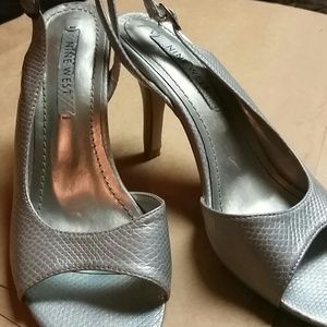 Size 8 Silver Slingback Nine West shoes