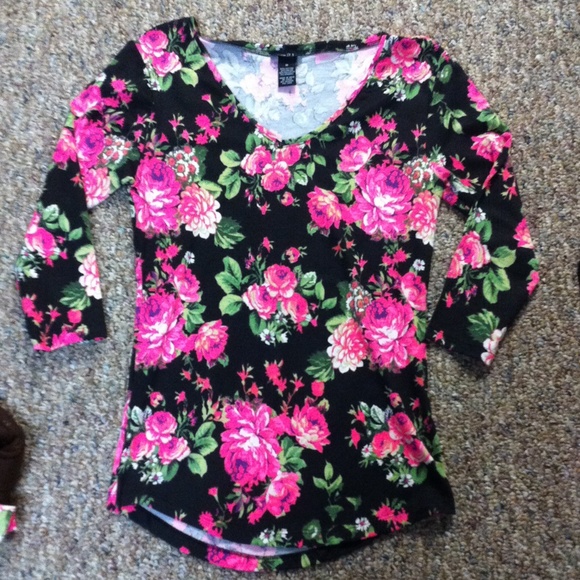 Floral tops🌹💕