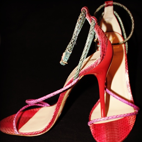 🎉LIMITED TIME SALE🎉 B Atwood Strappy Sandal