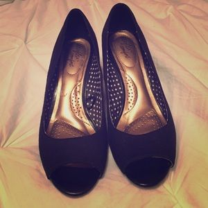 Black peep-toe wedges