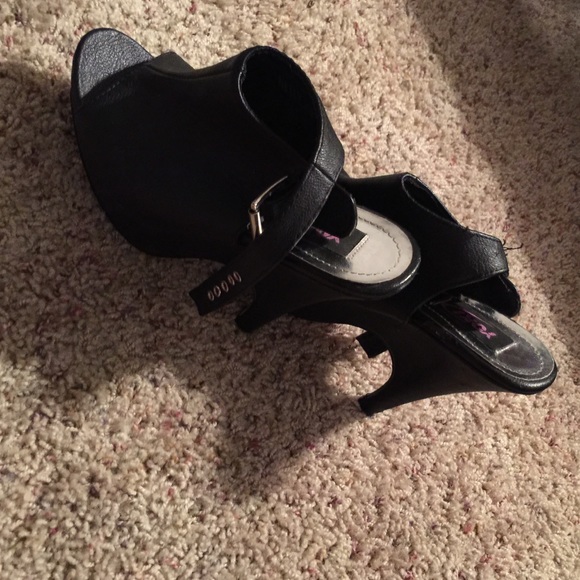 Heels - Picture 2 of 3