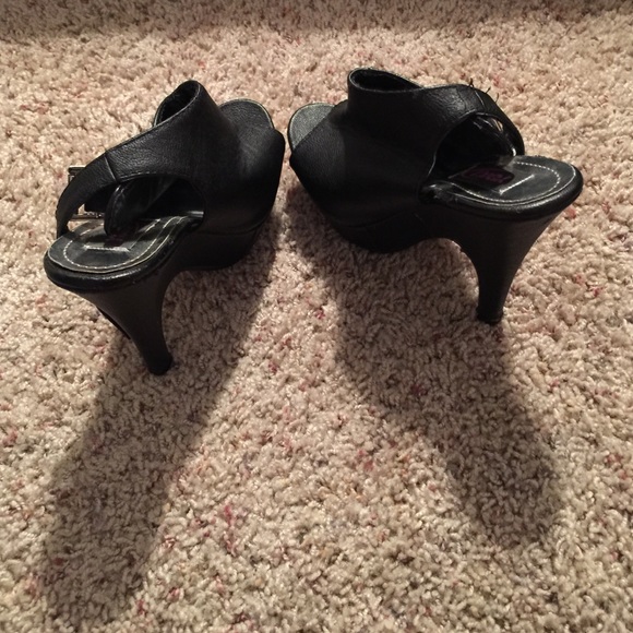 Heels - Picture 3 of 3
