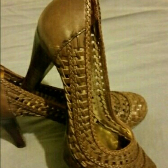 Size 6 Guess Brown Pumps - Picture 2 of 3