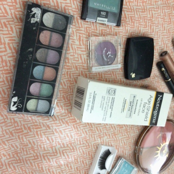 Makeup bundle. - Picture 3 of 4