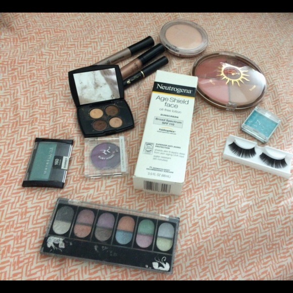 Makeup bundle. - Picture 4 of 4