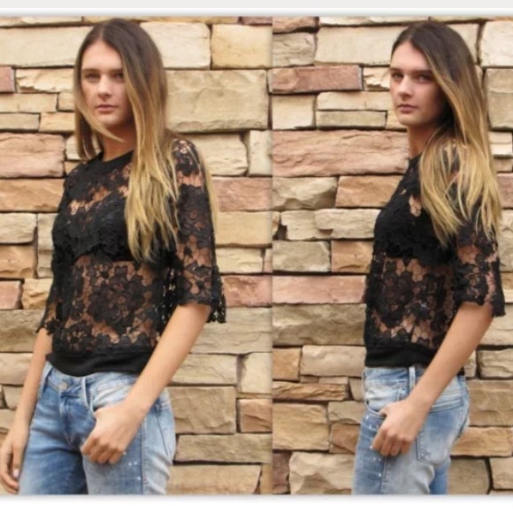 Tops - 🎉Host Pick🎉 Trendy, cute floral lace top!